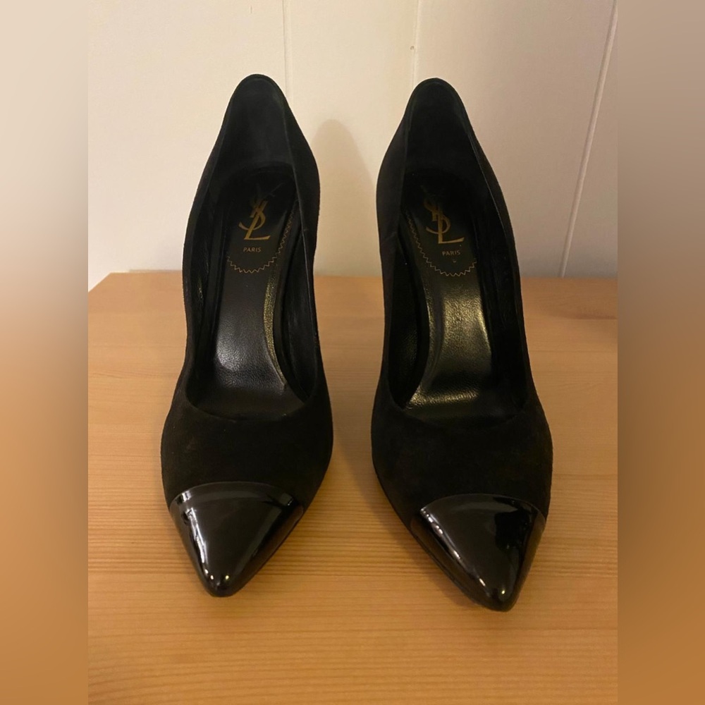 Yves Saint Laurent Suede Pumps in Black